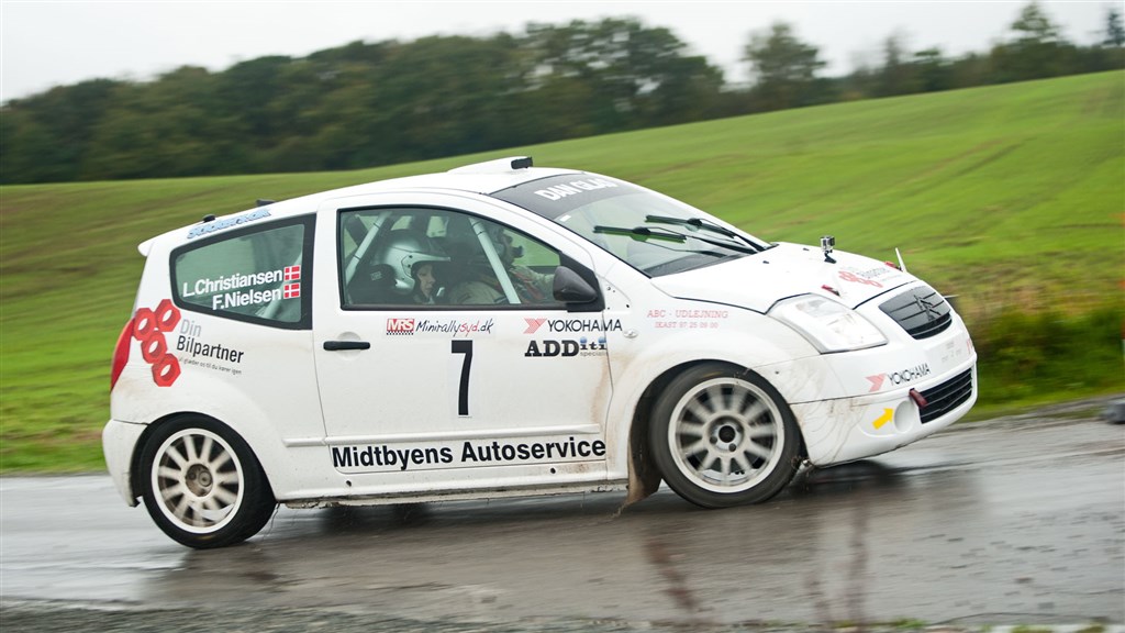 Frank Nielsen og Louise Bang Christiansen følger sporet op en af de våde grusveje i Rally Midtjylland
(Foto: rallypics.dk-viggo johansen)